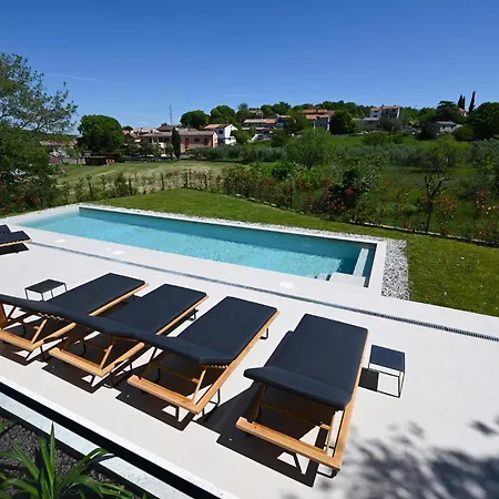 Nice In With Heated Swimming Pool Feriehus
