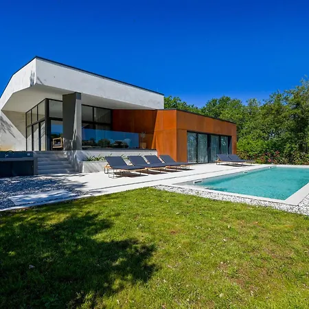 Nice In With Heated Swimming Pool